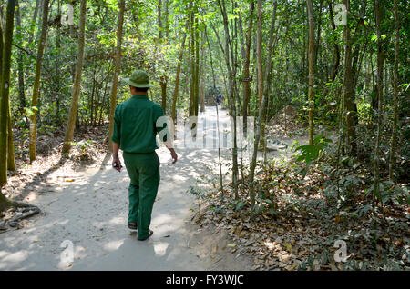 Vietnamesen Führer führen um Reisen in Cu Chi Tunneln am 23. Januar 2016 in Ho Chi Minh, Vietnam Stockfoto