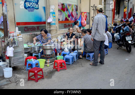Vietnamesen mit Restaurant auf Straße in der Nähe von Ben Thanh Market am 23. Januar 2016 in Ho Chi Minh, Vietnam Stockfoto