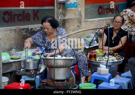 Vietnamesen mit Restaurant auf Straße in der Nähe von Ben Thanh Market am 23. Januar 2016 in Ho Chi Minh, Vietnam Stockfoto
