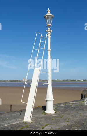 Alte Laterne auf den alten Hafen von Lydney, Gloucestershire, UK Stockfoto