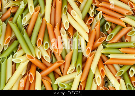 Penne Rigate von verschiedenen Farben Blick von oben Stockfoto