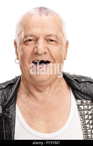 Vertikale Schuss ein fröhlich Reife Punk-Rocker mit ein paar kaputte Zähne isoliert auf weißem Hintergrund Stockfoto