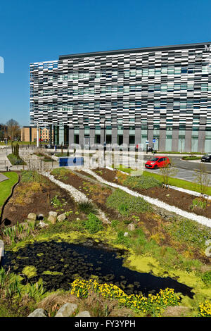 Das Brooks-Gebäude, University of Manchester Metropolitain an Platzes, Hulme, Manchester. Stockfoto