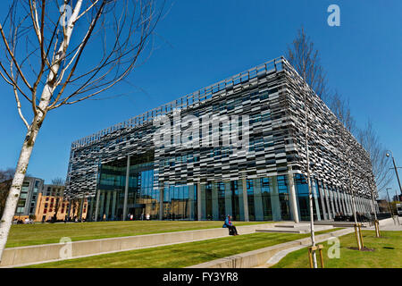 Das Brooks-Gebäude, University of Manchester Metropolitain an Platzes, Hulme, Manchester. Stockfoto