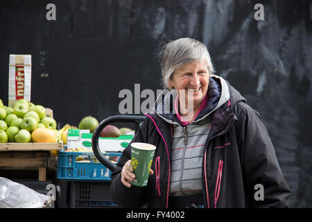 Händler in der Moore Street Market Dublin. Stockfoto