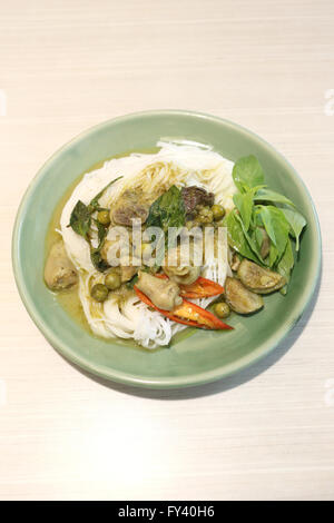 Curry Chicken Nudeln (KHANOM CHIN) mit Gemüse. Stockfoto