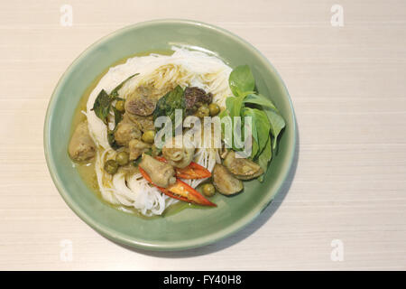 Curry Chicken Nudeln (KHANOM CHIN) mit Gemüse. Stockfoto