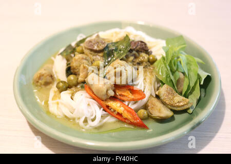 Curry Chicken Nudeln (KHANOM CHIN) mit Gemüse. Stockfoto