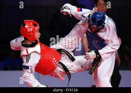 Pasay City, Philippinen. 20. April 2016. Yerzhan Abylkas von Kasachstan (L) tritt gegen Eddtone Lumasac während das Viertelfinalspiel Herren-74 kg Kategorie in der 22. Asian Taekwondo Championships in Pasay City, Philippinen, 20. April 2016. Abylkas gewann 9-8. © Rouelle Umali/Xinhua/Alamy Live-Nachrichten Stockfoto