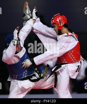 Pasay City, Philippinen. 20. April 2016. Lied Guodong von China (L) tritt gegen Dinggo Ardian Prayogo von Indonesien während das Viertelfinalspiel Herren-68 kg Kategorie in der 22. Asian Taekwondo Championships in Pasay City, Philippinen, 20. April 2016. 6: 3 gewann. © Rouelle Umali/Xinhua/Alamy Live-Nachrichten Stockfoto