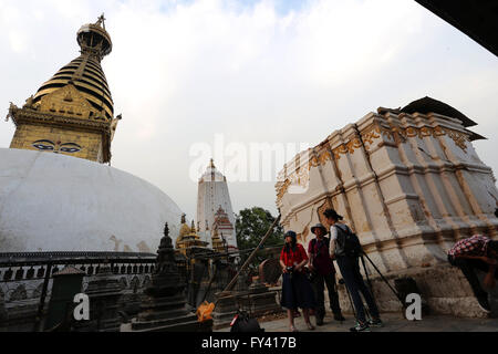 Kathmandu, Nepal. 20. April 2016. Ausländische Journalisten besuchen Sie die UNESCO-Welterbe Swayambhunath Stupa oder Affentempel in Kathmandu, Nepal, 20. April 2016. Prozess des Wiederaufbaus vollzieht sich in Swayambhunath Stupa wie es letztes Jahr bei dem Erdbeben stark beschädigt wurde. © Sunil Sharma/Xinhua/Alamy Live-Nachrichten Stockfoto