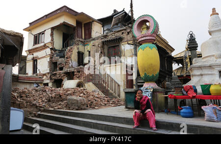 Kathmandu, Nepal. 20. April 2016. Eine nepalesische Frau ruht vor einem beschädigten Kloster in die UNESCO-Welterbe Swayambhunath Stupa oder Affentempel in Kathmandu, Nepal, 20. April 2016. Prozess des Wiederaufbaus vollzieht sich in Swayambhunath Stupa wie es letztes Jahr bei dem Erdbeben stark beschädigt wurde. © Sunil Sharma/Xinhua/Alamy Live-Nachrichten Stockfoto