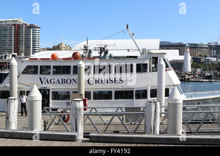 Sydney, Australien. 21. April 2016. Der australische Monarchist Liga organisiert eine festlichen Schifffahrt zu Ehren des 90. Geburtstag Königin Elizabeth II, die am selben Tag stattfindet. Die Kreuzfahrt verließ Kings Street Wharf, Darling Harbour an Bord Vagabond. Bildnachweis: Richard Milnes/Alamy Live-Nachrichten Stockfoto