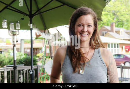 Charlotte, North Carolina, USA. 15. April 2016. Juli Ghazi steht vor ihrer Pizzeria in Charlotte, North Carolina, USA, 15. April 2016. Sie hat es ein unisex Toilette eingerichtet. Foto: MAREN HENNEMUTH/Dpa/Alamy Live News Stockfoto