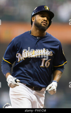 Milwaukee, WI, USA. 20. April 2016. Milwaukee Brewers Recht Fielder Domingo Santana #16 Home Runs in der Major League Baseball Spiel zwischen den Milwaukee Brewers und den Minnesota Twins im Miller Park in Milwaukee, Wisconsin. John Fisher/CSM/Alamy Live-Nachrichten Stockfoto