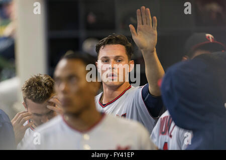 Milwaukee, WI, USA. 20. April 2016. Minnesota Zwillinge Max Kepler #26 ist nach seinem Tor in der Major League Baseball Spiel zwischen den Milwaukee Brewers und den Minnesota Twins im Miller Park in Milwaukee, Wisconsin gratulierte. John Fisher/CSM/Alamy Live-Nachrichten Stockfoto