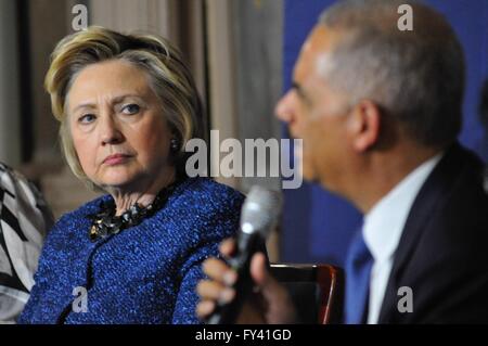 Philadelphia, PA, USA. 20. April 2016. Demokratischen Präsidentschaftskandidaten HILLARY CLINTON, ehemaliger Justizminister ERIC HOLDER diskutieren Waffengewalt bei einem Treffen mit den Müttern der Bewegung in der St. Pauls Baptist Church. © Bastiaan Slabbers/ZUMA Draht/Alamy Live-Nachrichten Stockfoto