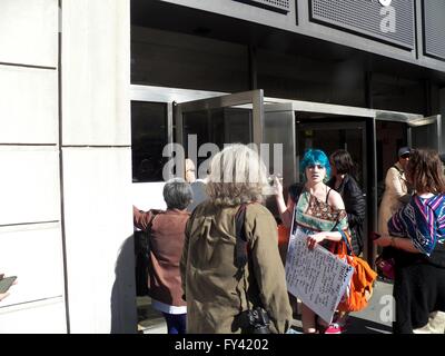 Brooklyn, USA. 20. April 2016. Protest gegen Vorstandswahlen in Brooklyn New York über die (120.000 Wähler fallen gelassen) direkt vor der Grundschule. © Mark Apollo/Pacific Press/Alamy Live-Nachrichten Stockfoto