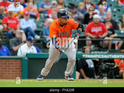 Arlington, Texas, USA. 20. April 2016. Houston Astros Center Fielder Carlos Gomez #30 Getreidebrände im zweiten Inning bei einem MLB-Spiel zwischen der Houston Astros und die Texas Rangers während der Silber-Boot-Serie im Globe Life Park in Arlington, TX Texas besiegt Houston 2-1. Bildnachweis: Cal Sport Media/Alamy Live-Nachrichten Stockfoto