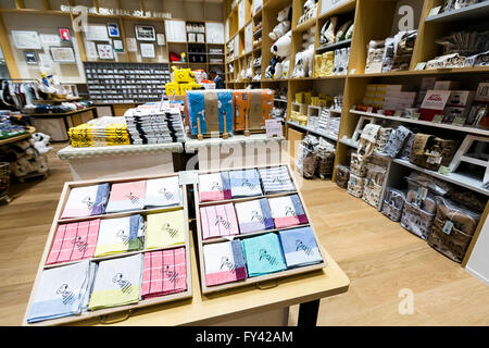 Tokio, Japan. 21. April 2016. Verschiedene Produkte von Erdnüssen auf Verkauf im Snoopy Museum Tokyo in Roppongi auf 21. April 2016, Tokio, Japan. Snoopy Museum Tokyo ist der erste außerhalb der Vereinigten Staaten, das Kunstwerk von Charles gewidmet. Zu sehen sind einige 60 original Comic-Strips, ausgewählt von Jean Schulz, Ehefrau von Erdnüsse Schöpfer und persönliche Geschenke von Fans, die sie im Laufe der Jahre erhalten hat. Bildnachweis: Aflo Co. Ltd./Alamy Live-Nachrichten Stockfoto
