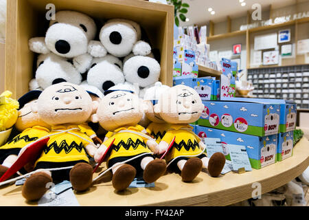 Tokio, Japan. 21. April 2016. Verschiedene Produkte von Erdnüssen auf Verkauf im Snoopy Museum Tokyo in Roppongi auf 21. April 2016, Tokio, Japan. Snoopy Museum Tokyo ist der erste außerhalb der Vereinigten Staaten, das Kunstwerk von Charles gewidmet. Zu sehen sind einige 60 original Comic-Strips, ausgewählt von Jean Schulz, Ehefrau von Erdnüsse Schöpfer und persönliche Geschenke von Fans, die sie im Laufe der Jahre erhalten hat. Bildnachweis: Aflo Co. Ltd./Alamy Live-Nachrichten Stockfoto