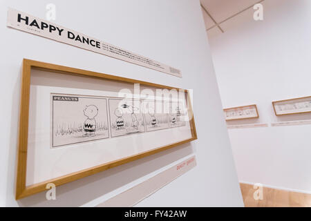 Tokio, Japan. 21. April 2016. Ursprünglichen Comic-Strips von Erdnüssen auf Anzeigen im Snoopy Museum Tokyo in Roppongi am 21. April 2016, Tokio, Japan. Snoopy Museum Tokyo ist der erste außerhalb der Vereinigten Staaten, das Kunstwerk von Charles gewidmet. Zu sehen sind einige 60 original Comic-Strips, ausgewählt von Jean Schulz, Ehefrau von Erdnüsse Schöpfer und persönliche Geschenke von Fans, die sie im Laufe der Jahre erhalten hat. Bildnachweis: Aflo Co. Ltd./Alamy Live-Nachrichten Stockfoto