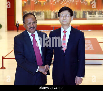 Peking, China. 21. April 2016. Meng Jianzhu (R), Leiter der Zentralkommission für politische und rechtliche Angelegenheiten der kommunistischen Partei Chinas, trifft sich mit Ajit Doval, Indiens nationale Sicherheitsberater und Sonderbeauftragten für die China-Indien-Grenzfragen in Peking, Hauptstadt von China, 21. April 2016. © Ding Haitao/Xinhua/Alamy Live-Nachrichten Stockfoto