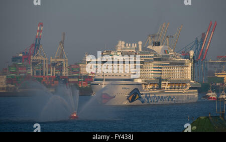 Hamburg, Deutschland. 21. April 2016. Das neue Flaggschiff der Reederei Aida Cruises "Aidaprima" kommt am Hamburger Hafen, Deutschland, 21. April 2016. Das Schiff, das bis zu 3.300 Passagiere tritt Hafen 39 Mal in dieser Saison, so dass es des häufigsten Gastes in dieser Kreuzfahrtsaison nach lokalen Terminalbetreiber Hamburger Cruise Tor. Foto: LUKAS SCHULZE/Dpa/Alamy Live News Stockfoto