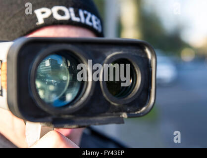 Berlin, Deutschland. 21. April 2016. Ein Polizist sieht durch eine Messung der Geschwindigkeit der vorbeifahrenden Autos in Berlin, Deutschland, 21. April 2016 Geschwindigkeit-Scanner. Polizeikräfte in Europa sind Radarfalle Werbekampagnen durchführt. Foto: Paul Zinken/Dpa/Alamy Live News Stockfoto