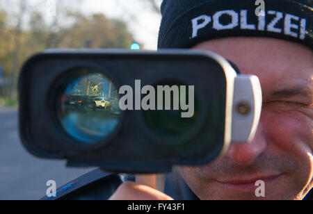 Berlin, Deutschland. 21. April 2016. Ein Polizist sieht durch eine Messung der Geschwindigkeit der vorbeifahrenden Autos in Berlin, Deutschland, 21. April 2016 Geschwindigkeit-Scanner. Polizeikräfte in Europa sind Radarfalle Werbekampagnen durchführt. Foto: Paul Zinken/Dpa/Alamy Live News Stockfoto