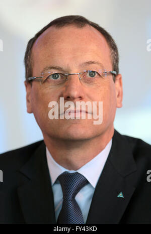 Köln, Deutschland. 21. April 2016. Michael Fuebi, CEO von TÜV Rheinland, präsentiert die jährlichen Zahlen Sicherheit und Zertifizierung Service-providers, in Köln, 21. April 2016. Foto: OLIVER BERG/Dpa/Alamy Live News Stockfoto