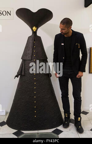 London, UK. 21. April 2016. Hugo Schneider mit der Skulptur venezianischen Belle von Philip Jackson. Reality TV star Hugo Taylor "," Made in Chelsea, öffnet die 21. Chelsea Art Fair im Namen Rainbow Vertrauen Kinderhilfswerk. Ein Prozentsatz der Einnahmen von einigen Gemälden wird an den Regenbogen Trust gespendet. Die Messe läuft bis 24 April. Bildnachweis: Lebendige Bilder/Alamy Live-Nachrichten Stockfoto