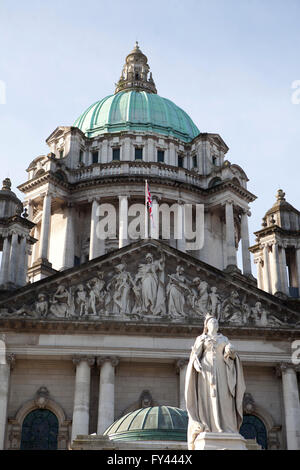 Belfast, UK. 21. April 2016. Union Flag fliegt auf der Belfast City Hall anlässlich der Königin Elizabeth Ii 90. Geburtstag Credit: Bonzo/Alamy Live News Stockfoto