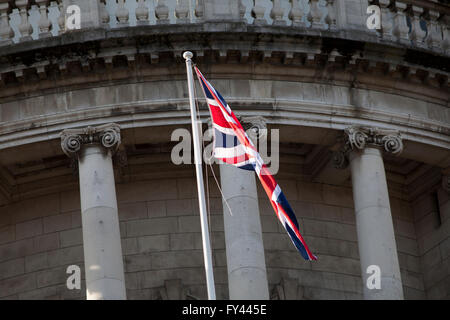 Belfast, UK. 21. April 2016. Union Flag fliegt auf der Belfast City Hall anlässlich der Königin Elizabeth Ii 90. Geburtstag Credit: Bonzo/Alamy Live News Stockfoto