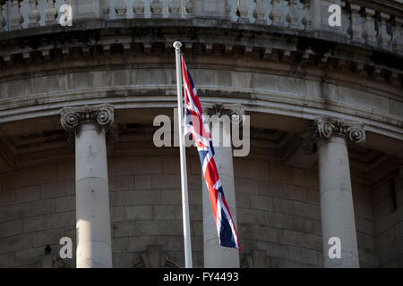 Belfast, UK. 21. April 2016. Union Flag fliegen auf der Belfast City Hall anlässlich der Königin Elizabeth Ii 90. Geburtstag Credit: Bonzo/Alamy Live News Stockfoto