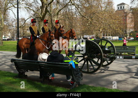 Hyde Park, London, UK. 21. April 2016. Menschen sitzen auf einer Bank und beobachten Sie die Könige-Truppe in Kasernen zurückkehren, nachdem sie 41 Salutschüsse abfeuern.  Kings Troop Royal Horse Artillery feuerte den Gruß im Hyde Park heute anlässlich des 90. Geburtstags von Königin Elizabeth II. Dies ist auch die Feierlichkeiten ihrer historischen Regierungszeit als längste Umhüllung Monarch Großbritanniens zu beginnen.   Bildnachweis: Paul Marriott/Alamy Live-Nachrichten Stockfoto