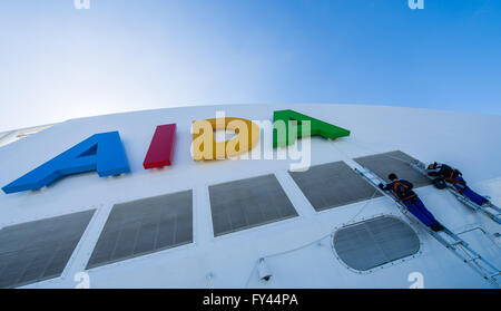 Hamburg, Deutschland. 21. April 2016. Der Schriftzug "Aida" auf das neue Flaggschiff "Aidaprima" der Reederei Aida Cruises in Hamburg, Deutschland, 21. April 2016 gesehen. Das Schiff, das bis zu 3.300 Passagiere aufnehmen kann, ist, den Hafen 39 Mal in dieser Saison, des häufigsten Gastes in dieser Kreuzfahrtsaison nach lokalen Terminalbetreiber Hamburger Cruise Tor. Foto: LUKAS SCHULZE/Dpa/Alamy Live News Stockfoto