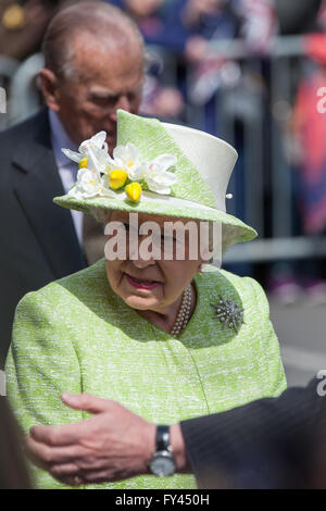 Windsor, UK. 21. April 2016. Die Königin trifft sich Bewohner und Besucher bei einem Spaziergang durch die Straßen von Windsor an ihrem 90. Geburtstag. Bildnachweis: Mark Kerrison/Alamy Live-Nachrichten Stockfoto