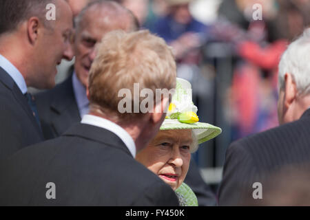 Windsor, UK. 21. April 2016. Die Königin trifft sich Bewohner und Besucher bei einem Spaziergang durch die Straßen von Windsor an ihrem 90. Geburtstag. Bildnachweis: Mark Kerrison/Alamy Live-Nachrichten Stockfoto