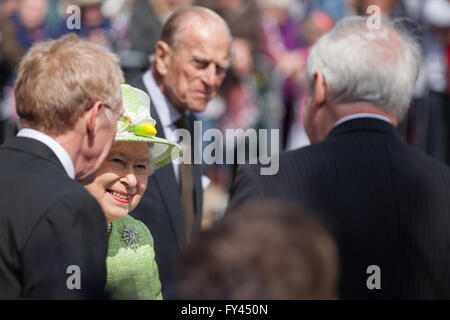 Windsor, UK. 21. April 2016. Die Königin trifft sich Bewohner und Besucher bei einem Spaziergang durch die Straßen von Windsor an ihrem 90. Geburtstag. Bildnachweis: Mark Kerrison/Alamy Live-Nachrichten Stockfoto