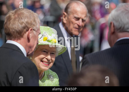 Windsor, UK. 21. April 2016. Die Königin trifft sich Bewohner und Besucher bei einem Spaziergang durch die Straßen von Windsor an ihrem 90. Geburtstag. Bildnachweis: Mark Kerrison/Alamy Live-Nachrichten Stockfoto