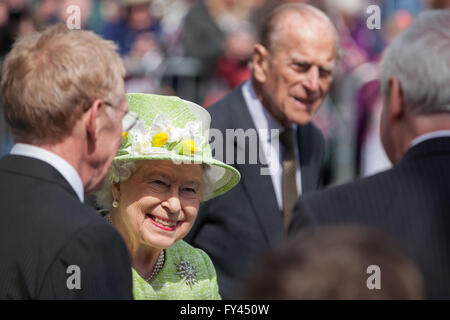 Windsor, UK. 21. April 2016. Die Königin trifft sich Bewohner und Besucher bei einem Spaziergang durch die Straßen von Windsor an ihrem 90. Geburtstag. Bildnachweis: Mark Kerrison/Alamy Live-Nachrichten Stockfoto