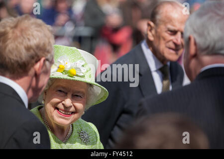 Windsor, UK. 21. April 2016. Die Königin trifft sich Bewohner und Besucher bei einem Spaziergang durch die Straßen von Windsor an ihrem 90. Geburtstag. Bildnachweis: Mark Kerrison/Alamy Live-Nachrichten Stockfoto