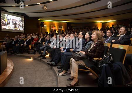 (160421) - BUENOS AIRES, 21. April 2016 (Xinhua)--chinesischen Botschafter in Argentinien Yang Wanming (3. R, vorne), zusammen mit dem Präsidenten der OSZE (Organisation der Arbeitgeber Direktverbindungen) Stiftung Tomas Sanchez de Bustamante (4. R, vorne) und den Präsidenten des argentinischen Rates für internationale Beziehungen (CARI, für seine Abkürzung in spanischer Sprache) Adalberto Rodriguez Giavarini (5. R, vorne), die Zeremonie zu Ehren der chinesischen Gemeinschaft in Argentinien zu besuchen , in Buenos Aires, der Hauptstadt von Argentinien, am 20. April 2016. CARI und OSZE-Stiftung würdigte Mittwoch der chinesischen Gemeinschaft in t Stockfoto