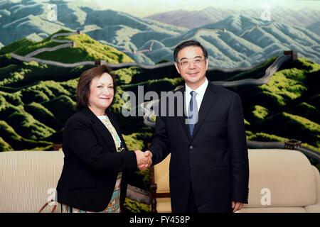 Peking, China. 21. April 2016. Zhou Qiang (R), Präsident von Chinas Supreme People es Court (SPC), trifft sich mit Portugiesisch Attorney General Joana Marques Vidal in Peking, Hauptstadt von China, 21. April 2016. Bildnachweis: Zhang Ling/Xinhua/Alamy Live-Nachrichten Stockfoto