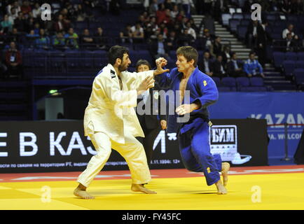 Kasan, Russische Föderation. 21. April 2016. Tschechische Judoka Pavel Petrikov, Recht, verlor das Match gegen armenische Judoka Hovhannes Davtyjan in die unter 60 kg-Klasse bei den Judo-Europameisterschaften in Kazan, Russland, am 21. April 2016. Bildnachweis: David Svab/CTK Foto/Alamy Live-Nachrichten Stockfoto