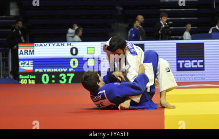 Kasan, Russische Föderation. 21. April 2016. Tschechische Judoka Pavel Petrikov, Recht, verlor das Match gegen armenische Judoka Hovhannes Davtyjan in die unter 60 kg-Klasse bei den Judo-Europameisterschaften in Kazan, Russland, am 21. April 2016. Bildnachweis: David Svab/CTK Foto/Alamy Live-Nachrichten Stockfoto