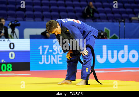 Kasan, Russische Föderation. 21. April 2016. Tschechische Judoka Pavel Petrikov, Foto, verlor das Match gegen armenische Judoka Hovhannes Davtyjan in die unter 60 kg-Klasse bei den Judo-Europameisterschaften in Kazan, Russland, am 21. April 2016. Bildnachweis: David Svab/CTK Foto/Alamy Live-Nachrichten Stockfoto