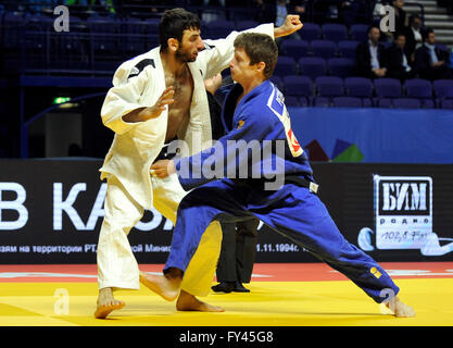 Kasan, Russische Föderation. 21. April 2016. Tschechische Judoka Pavel Petrikov, Recht, verlor das Match gegen armenische Judoka Hovhannes Davtyjan in die unter 60 kg-Klasse bei den Judo-Europameisterschaften in Kazan, Russland, am 21. April 2016. Bildnachweis: David Svab/CTK Foto/Alamy Live-Nachrichten Stockfoto