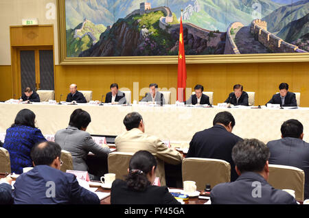 Peking, China. 21. April 2016. Chinesische Vize Premier Wang Yang (C hinten) präsidiert einer Telefonkonferenz auf den Außenhandel in Peking, Hauptstadt von China, 21. April 2016. Bildnachweis: Rao Aimin/Xinhua/Alamy Live-Nachrichten Stockfoto